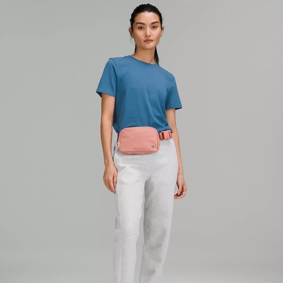 😊Sold Locally😊 New in Package! Lululemon Everywhere Belt Bag Pastel Pink - Picture 3 of 3